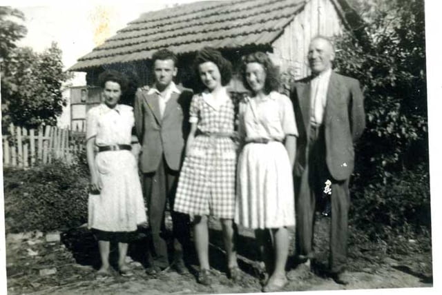 Marie la mère, jean, fernande et germaine les enfants et léopold le père