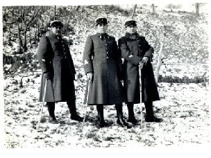 A La prévôté- Hiver- 1939-1940  A Gauche Farssac ; au centre Tissier ; à droite  Malbert