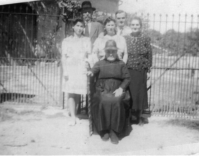 Antoinette Serre assise 2eme rang de gauche à droite Tina et Jetty Adler et Marie Serre derrière Alfred et Alexis Serre