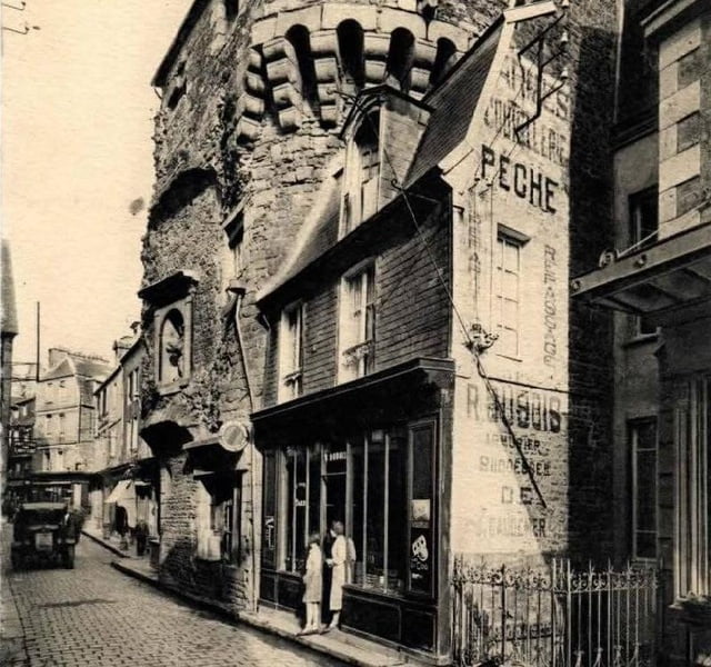 Jusqu’en 1940, M. et Mme Goldnadel étaient les propriétaires du magasin “Au chic de Paris”.