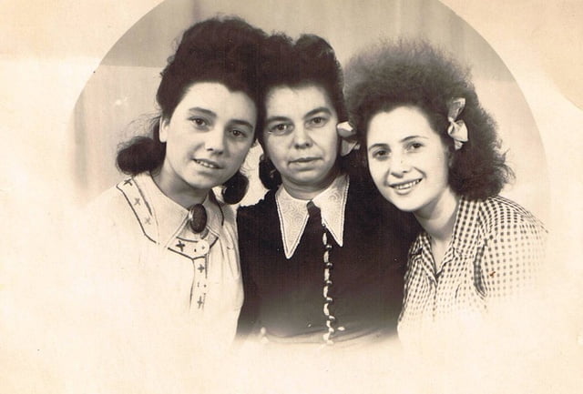 Rosine  Schiari,à sa droite Odette sa fille et à sa gauche Grobel Mignon la personne sauvée