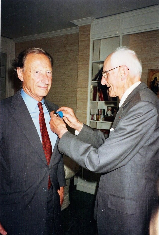 Didier donne le Mérite National à Armand de Malherbe