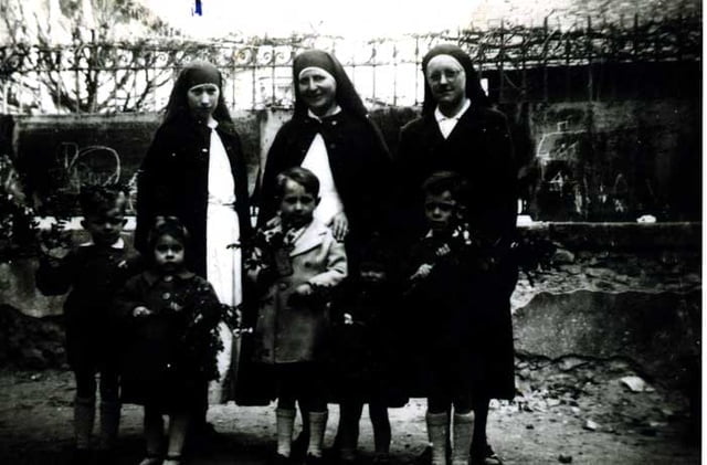Mai 1945 près de Bergerac au mileu Soeur PLacide et le petit Gilbert