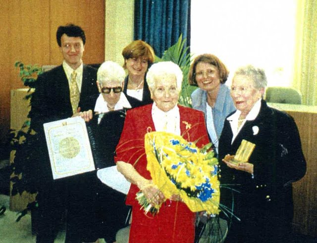 Berthe Lantheaume entourée de ses soeurs et du petit fils de Yvonne Blum