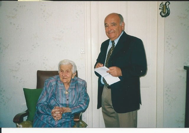 Germaine lors de la remise de la médaille avec la personne sauvée