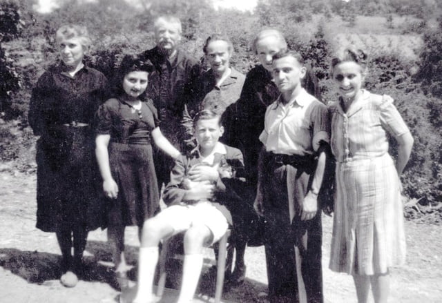 M. & Mme Soulette ont hébergés les Gozland , Rémy leur fils assis