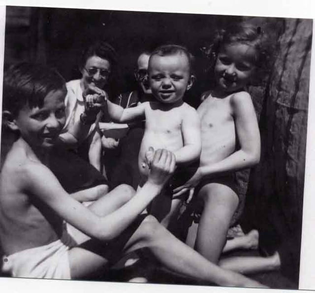 De gauche à droite Claude BLANVILLAIN et ses soeurs, en arriere plan Yvonne CHABASSEUR et Léon ISRAEL