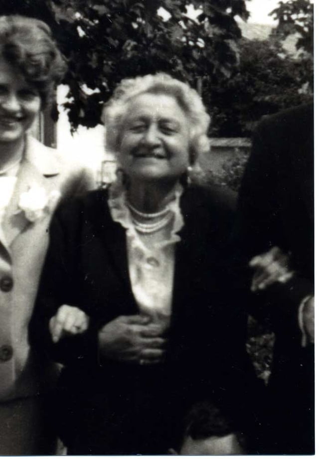 en 1960 Suzanne et sa pettie fille Françoise le jour de son mariage