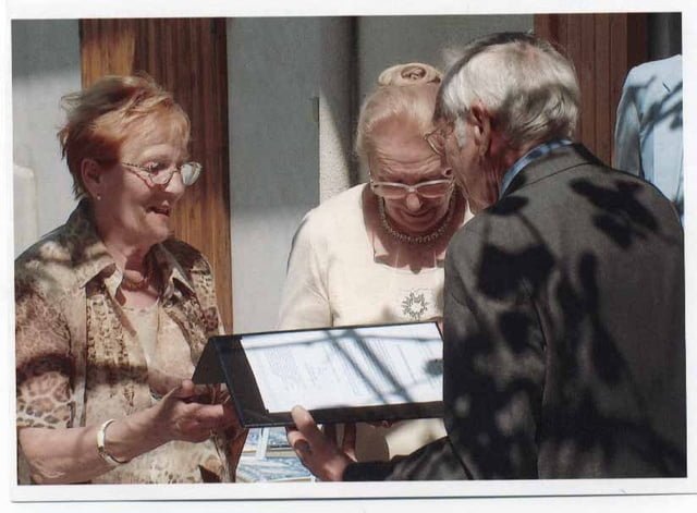 M. Hertz délégué Yad vashem remettant le diplôme à Jeanine et Michelle THOMAS