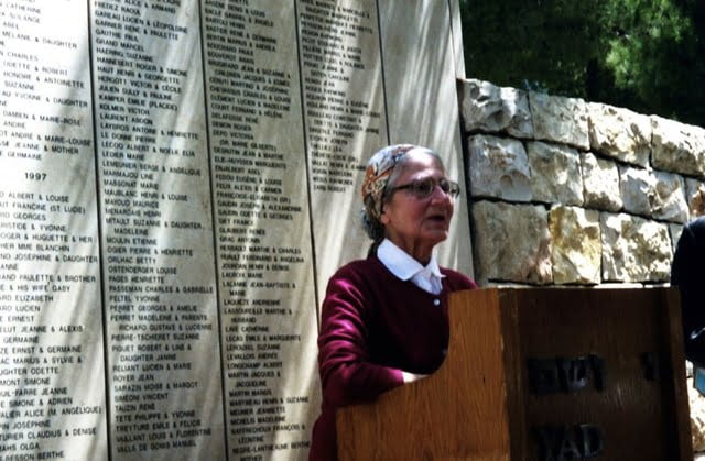 Renée Neher rendant hommage à Abel Enjalbert le 4 mai 2000