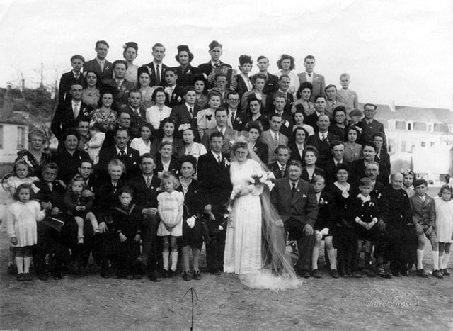 Yvonne Maillard assise au premier rang au milieu