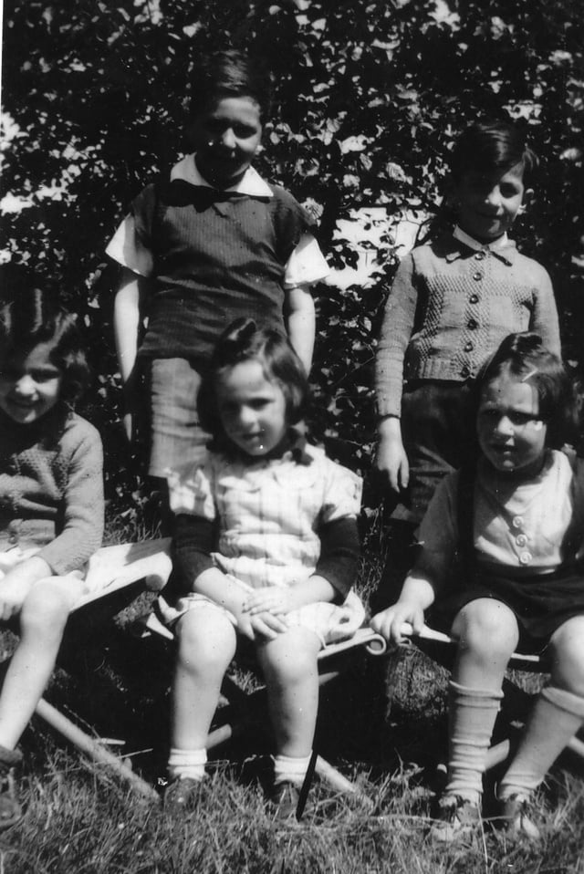 Bas en haut gauche à droite Evelyne W, Renée G, Janette G, Jacques G et Fernand G