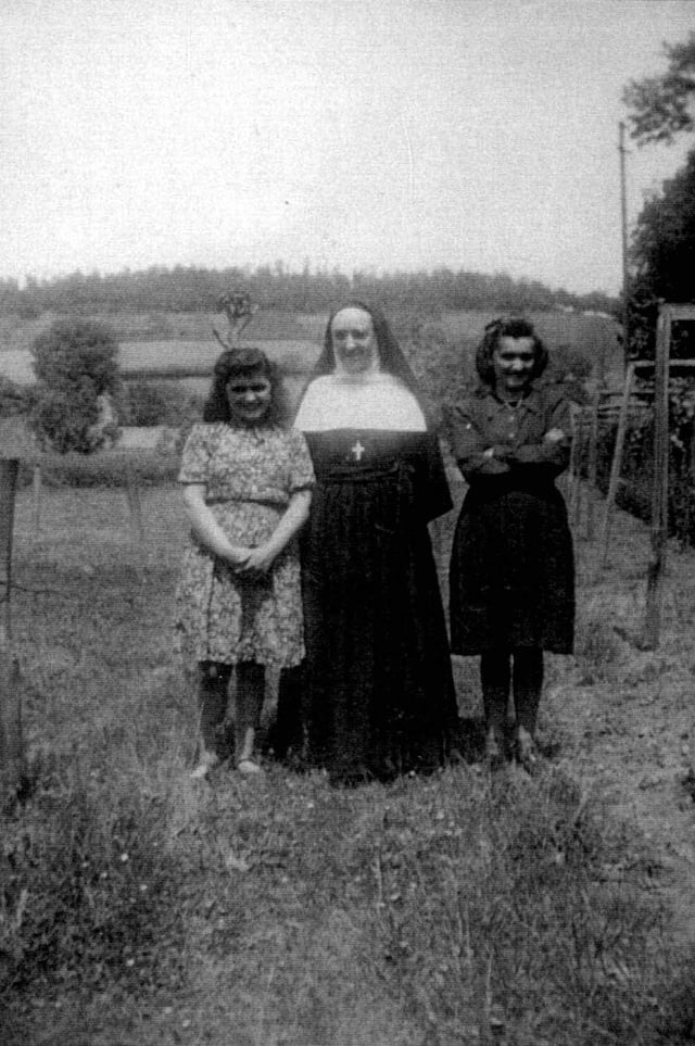 Soeur Jeanne-Françoise (au centre)