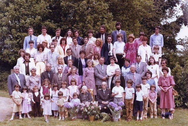 Toute la famille DUPONT Gaston et Lucienne au premier rang