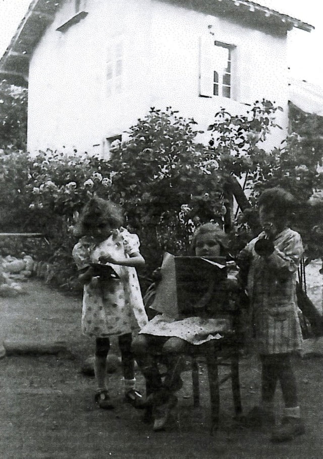 Jacqueline à gauche