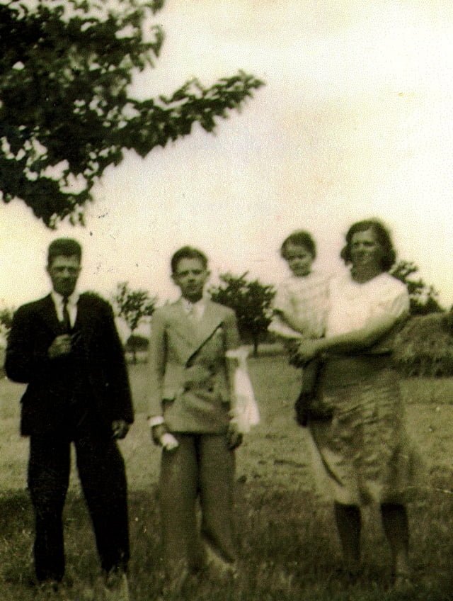 Amédée avec Roger samuel FRANCOIS Suzanne FRANCOIS et René FRANCOIS en 1947
