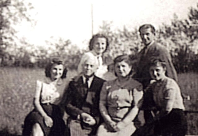 Paulette Hepner avec son fiancé, Fanny & Hendla Hepner avec M. & Mme Hepner 