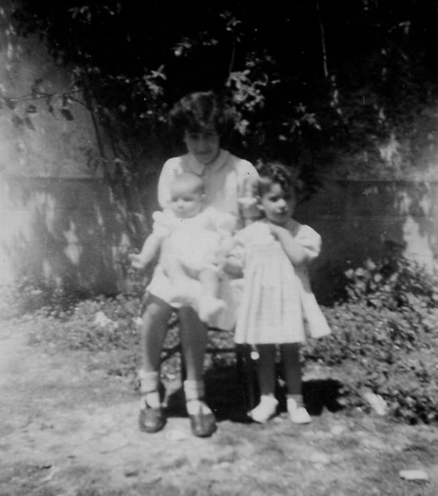 Martine, fille de Pierrette est sur les genoux de Anne, Chantal Fin 40