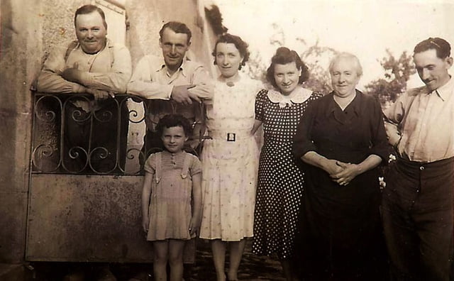 Henriette Fagnot avec une robe à pois , sa soeur Geneviève à sa droite et Maurice Fagnot lemari