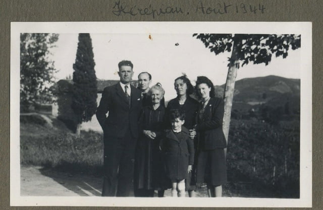Aout 44, à droite berthe Cohen puis Gabrielle Gasset et devant edmond Cohen