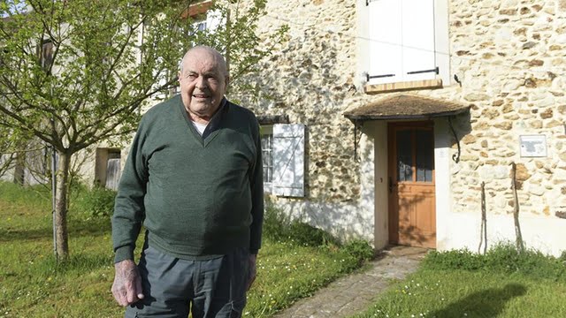 Auguste Hery devant la maison où était caché Marcel Burak 