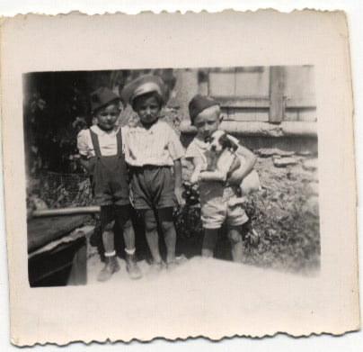 Marcel KERSZER au centre avec des petits parisiens gardés par les ARSENE