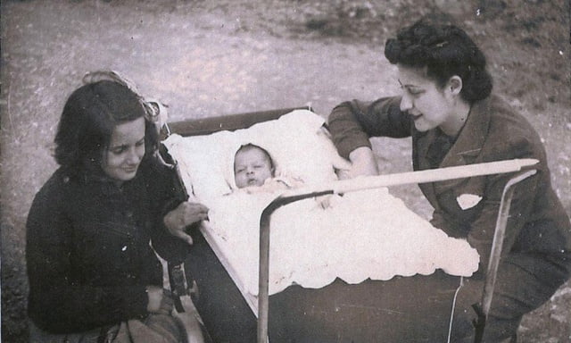 Renée becette Michèle Hirsch et Adeline Hirsch de gauche à droite ,