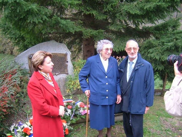 Mme ROGALLE devant le monument