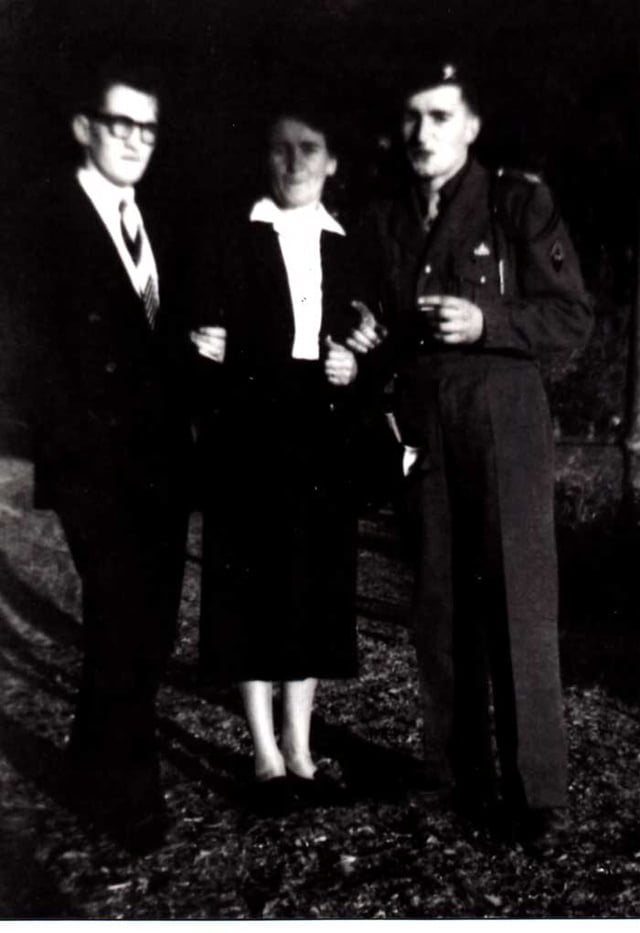 Lucienne Chaumont entourée de René Chaumont et Michel Chaumont