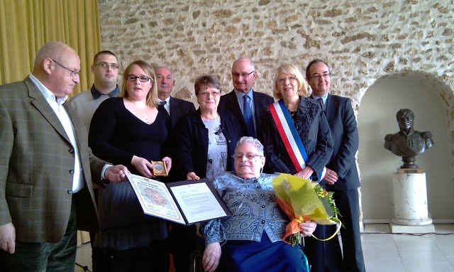 Dossier 12321 Famille Barone lors de la remise de la médaille