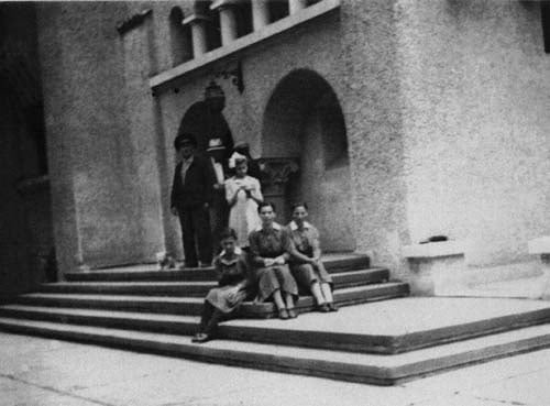 Marlaine Khan la rescapée(avec un ruban dans les cheveux) au monastère. Credit: COLL.YAD