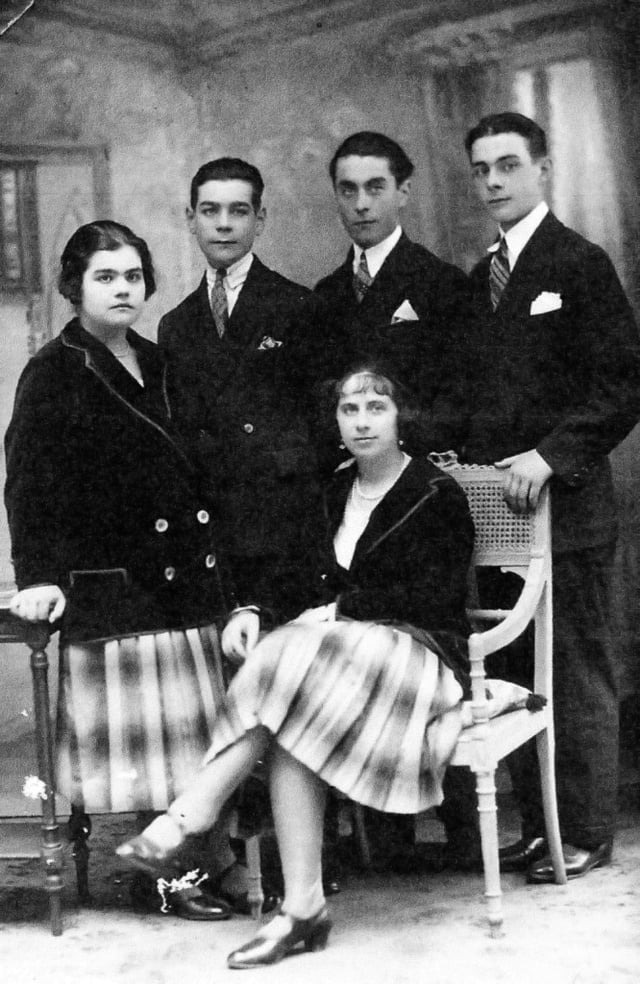 Marie-Josèphe entourée de sa soeur et ses frères