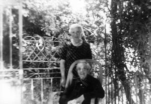 Jeanne Regner en 1945 avec sa mère Sophie Dol